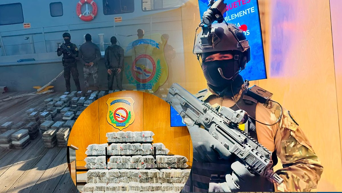 Autoridades dominicanas junto a 555 paquetes de presunta cocaína confiscados de una narcolancha en las costas de Baní, Peravia