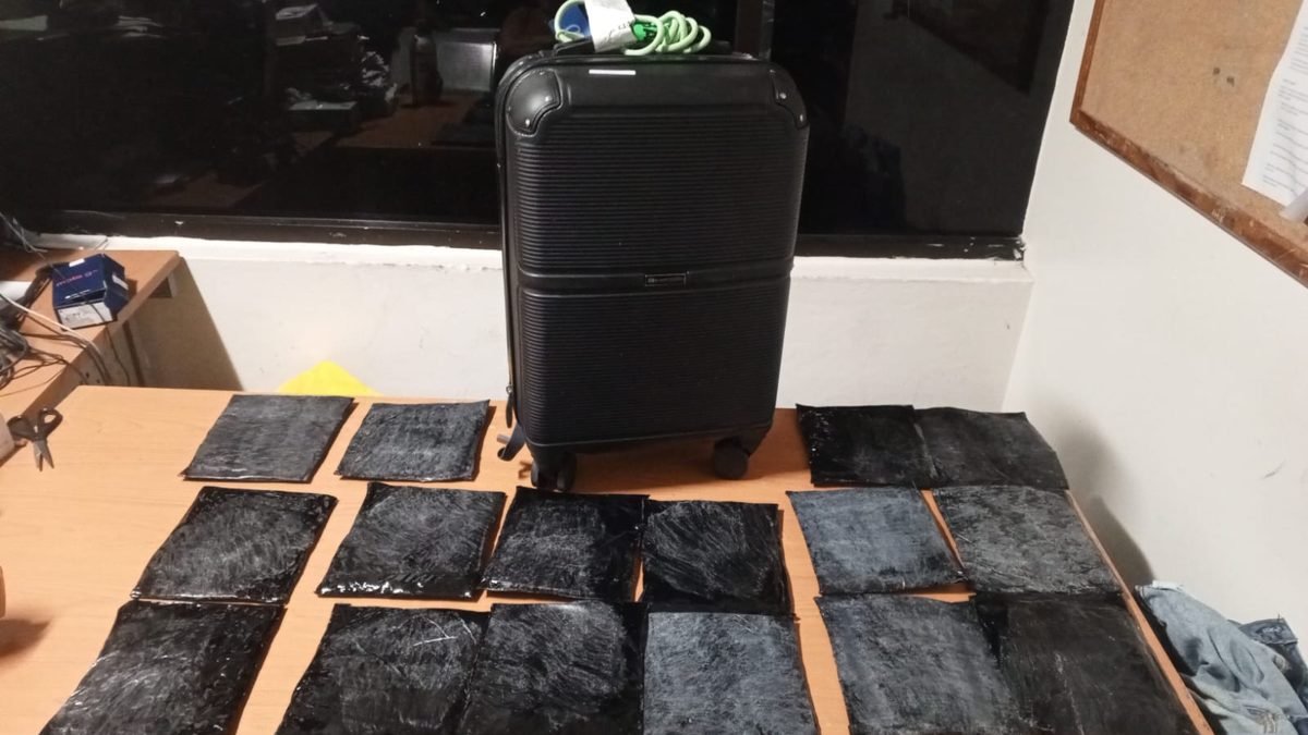 Agentes antinarcóticos durante inspección en el Aeropuerto Internacional de Las Américas en Santo Domingo