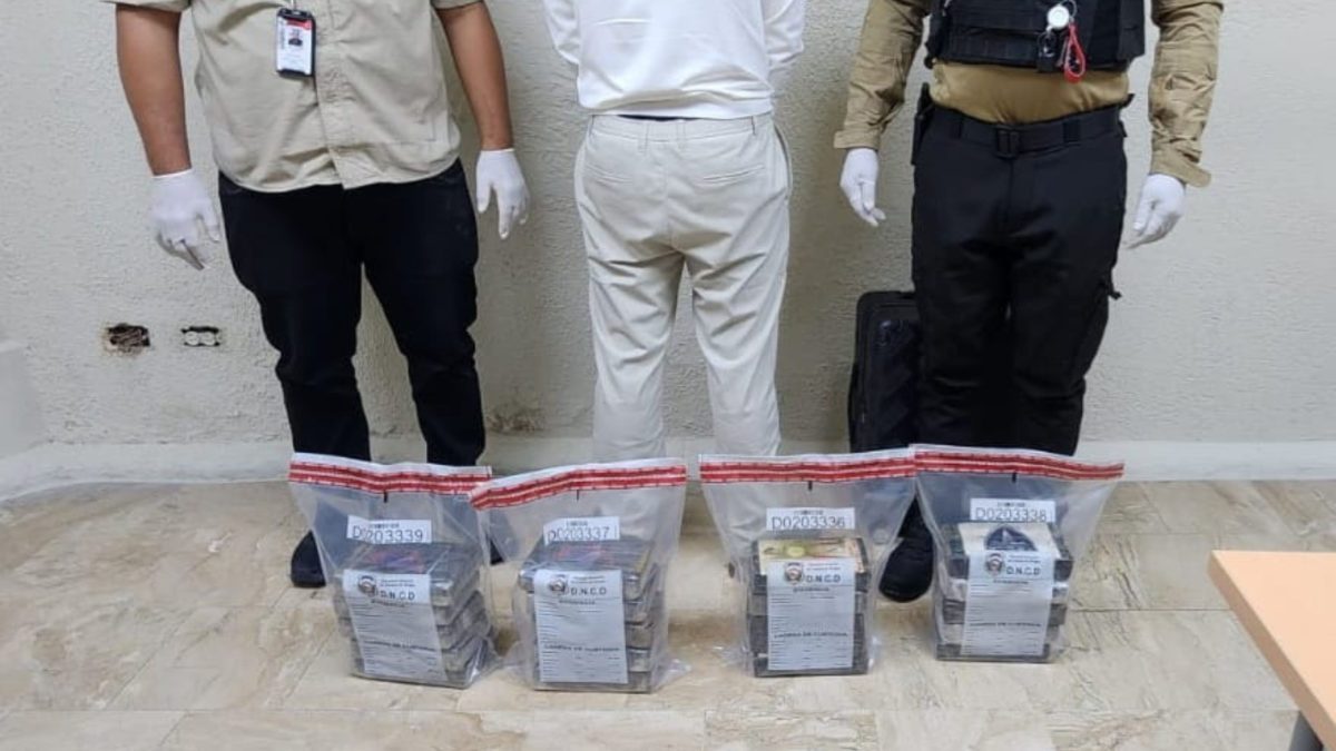 Agentes de la DNCD junto a paquetes de cocaína confiscados en el Aeropuerto Internacional de Punta Cana