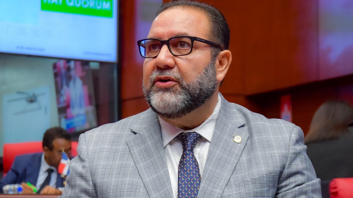 Senador Ramón Rogelio Genao hablando en programa de televisión sobre seguridad y el Código Penal