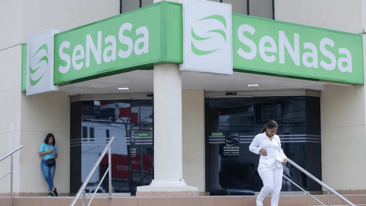 Fachada del Seguro Nacional de Salud Senasa en Santo Domingo, República Dominicana