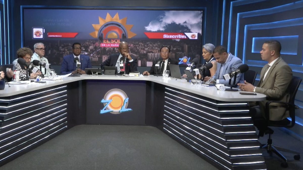 Aspirantes a la presidencia del Colegio Dominicano de Abogados frente a la sede del gremio con la puerta cerrada