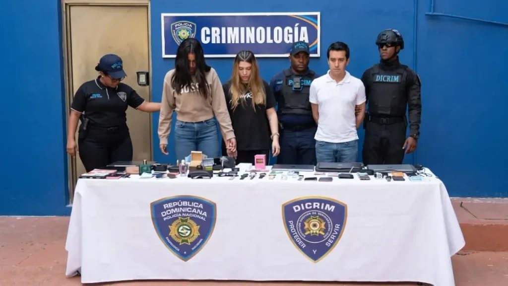 Residencial Arrecifes del Sol en Santo Domingo Este, donde fueron arrestados tres ciudadanos colombianos acusados de sedar a hombres para robarles