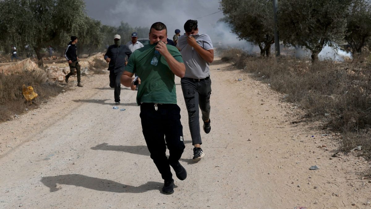 Fotógrafa Heidi Levine con chaleco de prensa en zona de conflicto en Cisjordania, West Bank