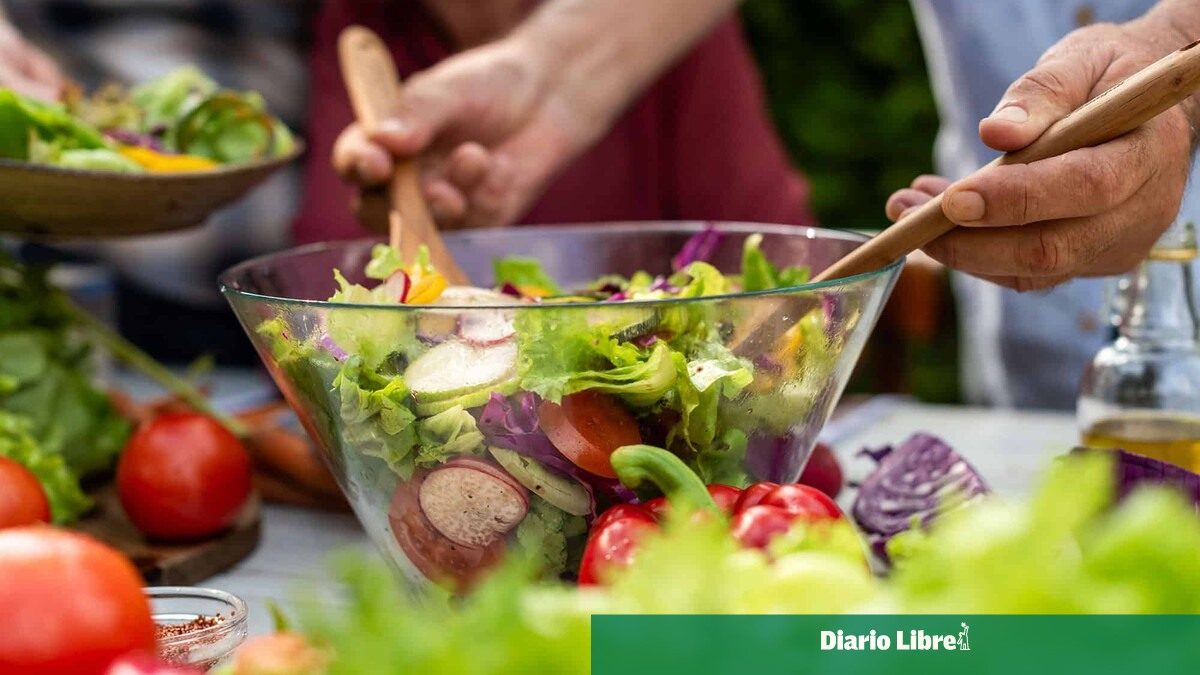 Frutas, vegetales y alimentos saludables en un mercado de República Dominicana