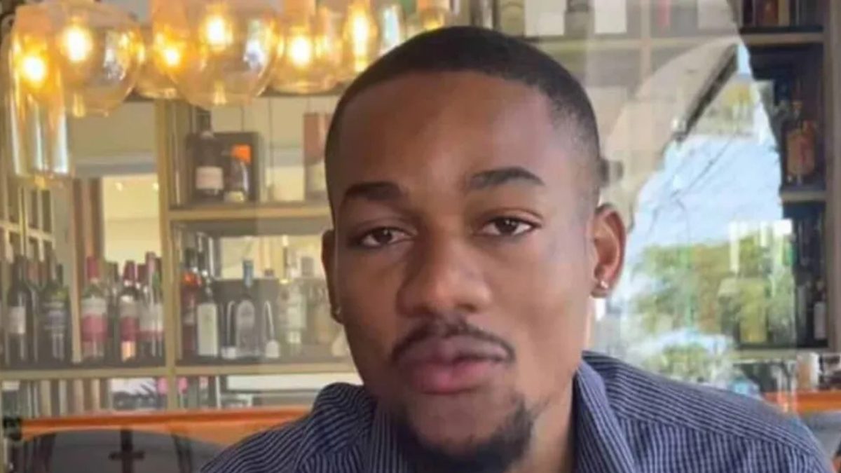Hombres encapuchados con insignias policiales sacan a un comerciante de su restaurante en Santo Domingo