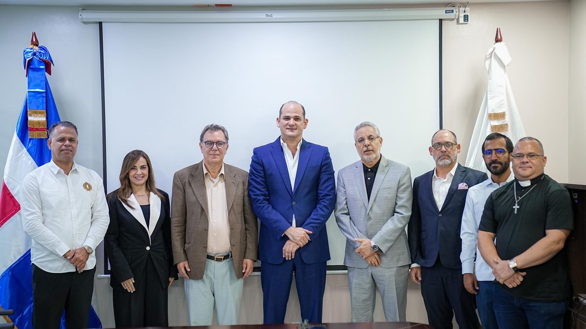 Director ejecutivo del INABIE Adolfo Pérez junto a los integrantes de la nueva Comisión de Seguimiento y Veeduría en Santo Domingo