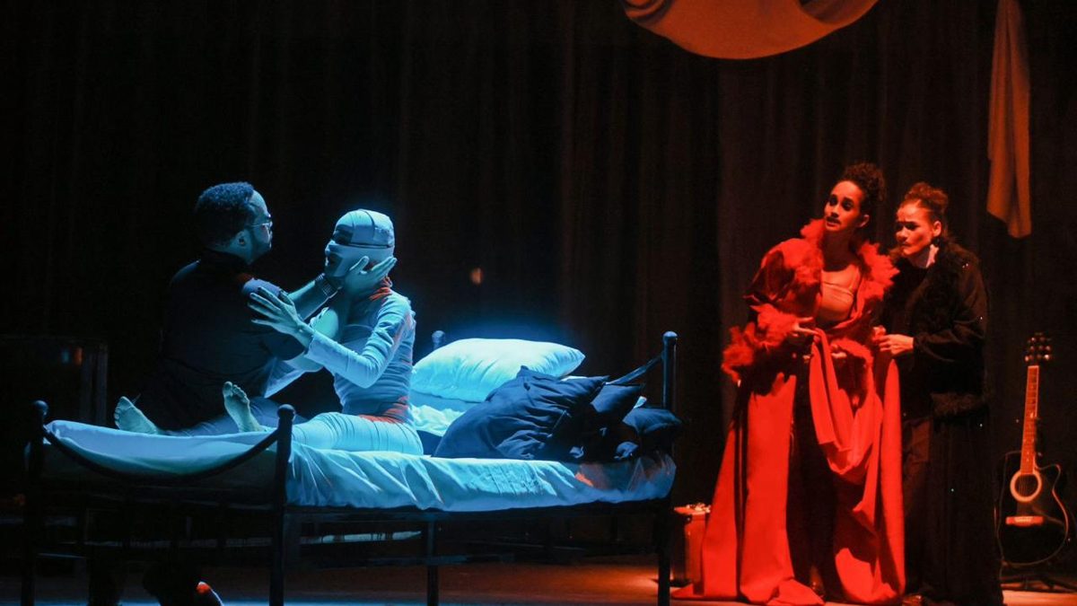 Actores de la Compañía Nacional de Teatro en escena durante la obra Las Criadas en la Sala Carlos Piantini