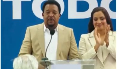 Pedro Martínez y el presidente Luis Abinader en la inauguración del complejo deportivo en Manoguayabo