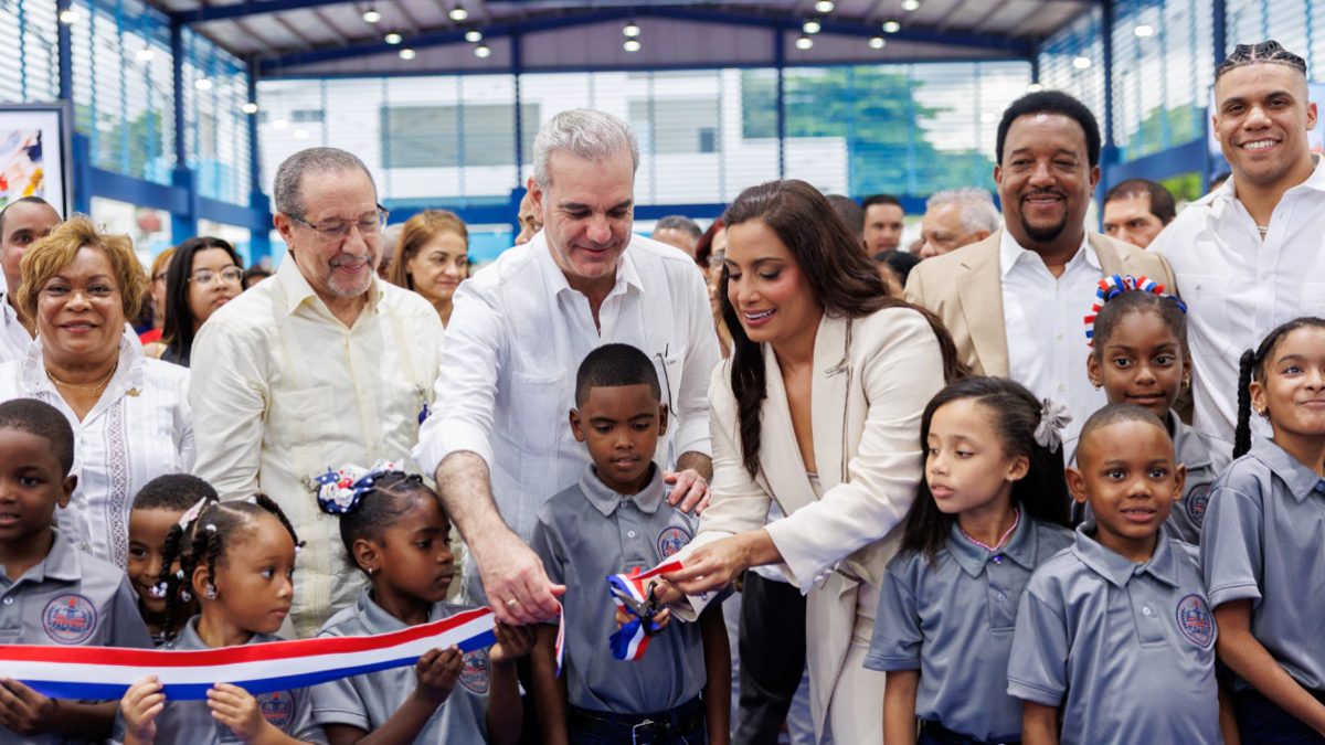 Pedro Martínez y el presidente Luis Abinader en la inauguración del Complejo Educativo y Deportivo en Manoguayabo, Santo Domingo Oeste