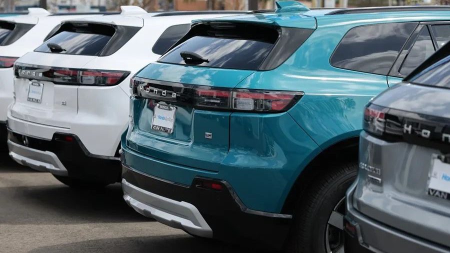 Fila de SUV de marcas de lujo y convencionales en concesionaria de Estados Unidos
