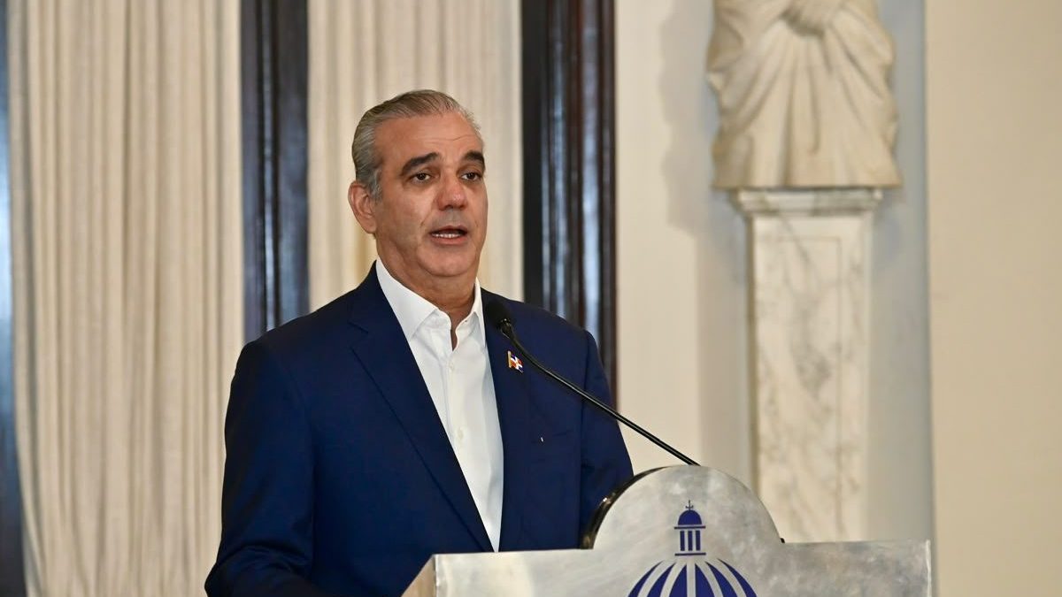 Presidente Luis Abinader en el lanzamiento de Eficompras en el Salón Las Cariátides del Palacio Nacional junto a Carlos Pimentel