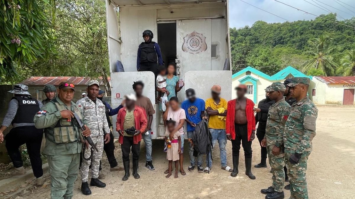 Personal del Senpa y militares recorren un parque nacional dominicano durante operativo ambiental