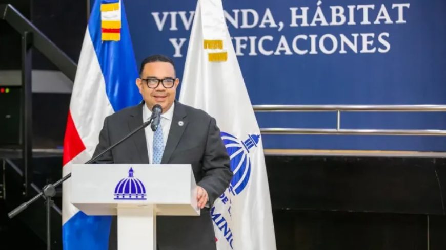 Abel Guzmán Then, subdirector de DIECOM, durante la conferencia sobre comunicación del gobierno dominicano