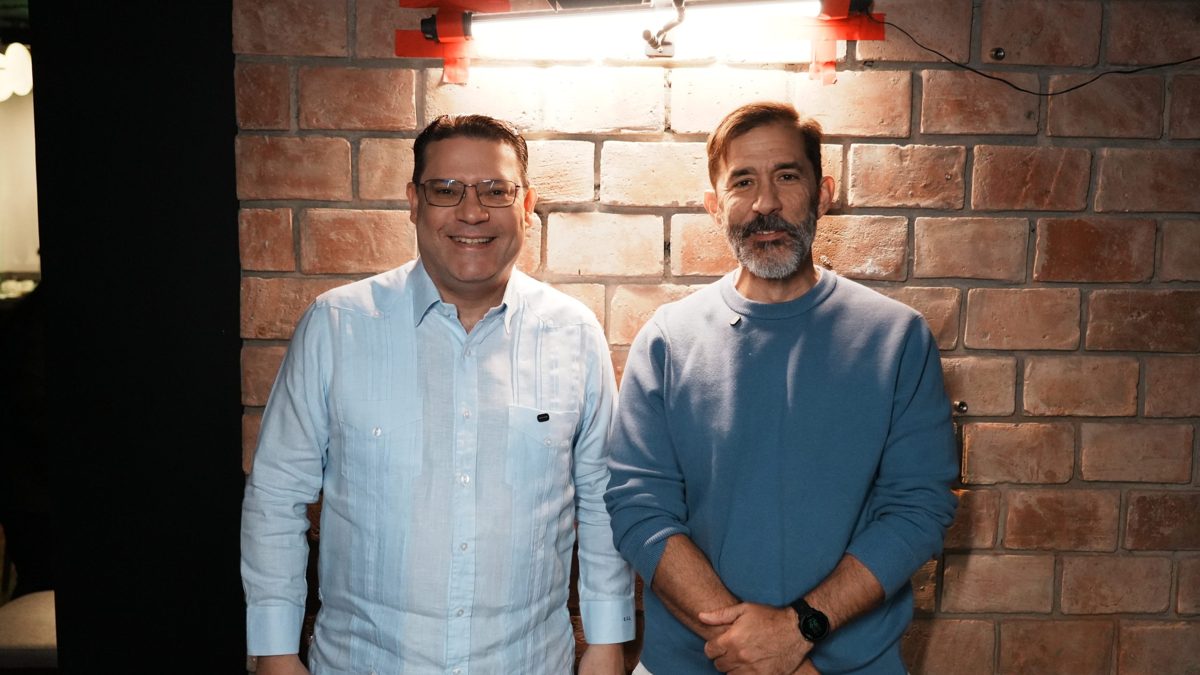 Mario Dávalos, pintor y asesor estratégico dominicano, durante su entrevista en el Yayo Pinto Podcast