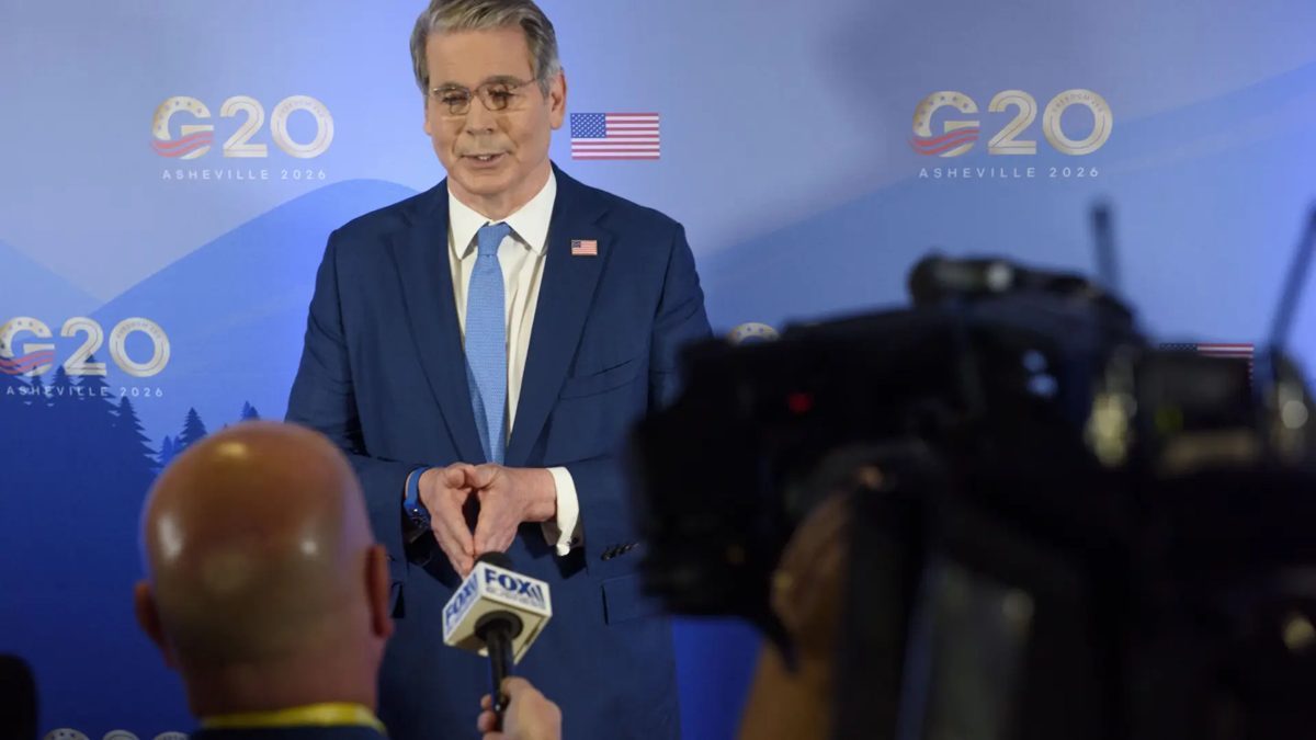 Scott Bessent, secretario del Tesoro de EE.UU., habla en rueda de prensa durante reunión del G20 en Asheville, Carolina del Norte