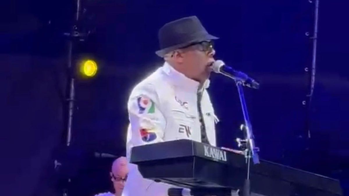 Ramón Orlando en el escenario del Estadio Olímpico Félix Sánchez durante su concierto de 50 años de trayectoria artística
