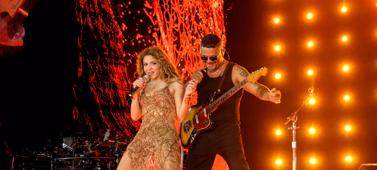 Shakira y Alejandro Sanz cantando juntos en el escenario del Macondo Park en Madrid durante el tour Las Mujeres Ya No Lloran