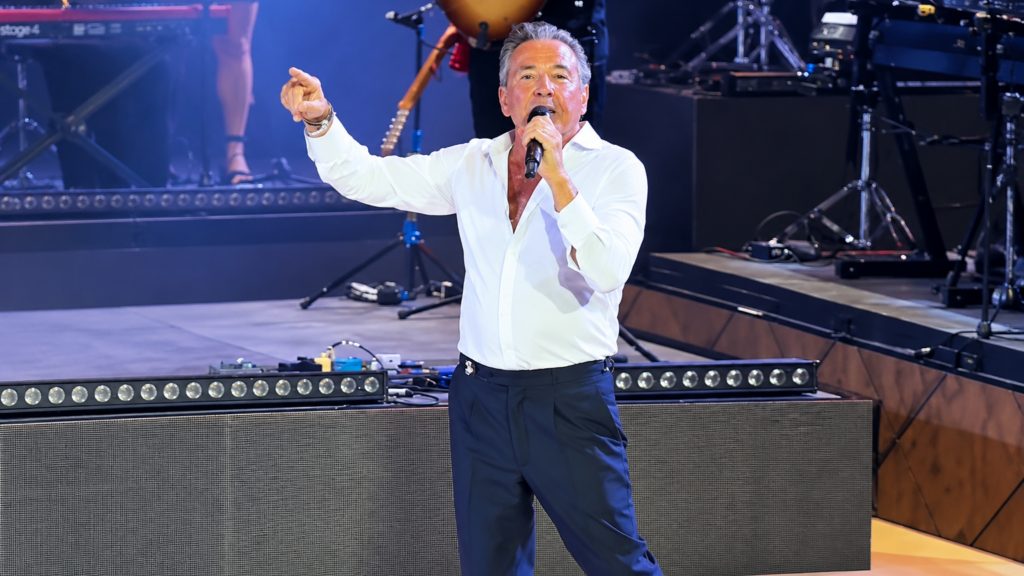 Ricardo Montaner en el anfiteatro Altos de Chavón durante su concierto El Último Regreso en La Romana