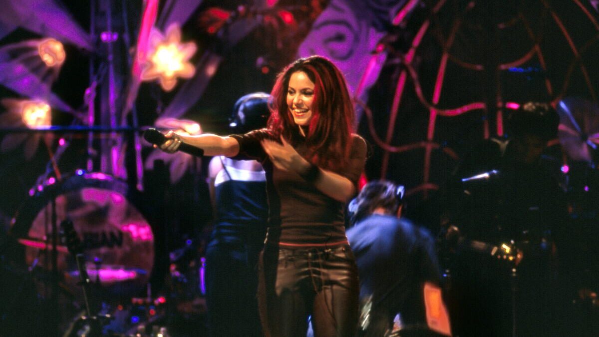Shakira en el escenario del Iberdrola Music de Madrid durante su residencia Las Mujeres Ya No Lloran World Tour