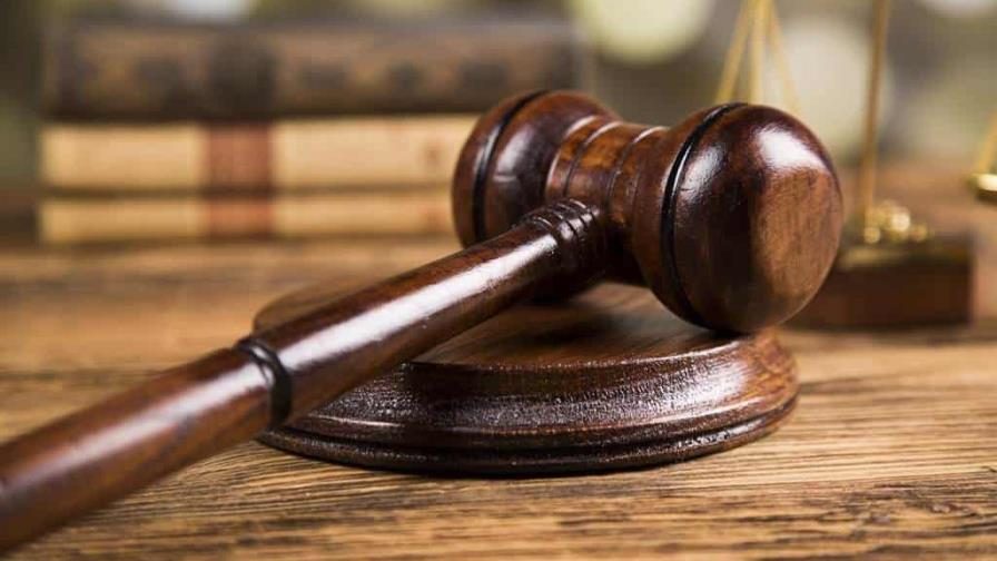 Mujer condenada por estafa a docentes que pagaron para alterar notas del concurso de oposición en Barahona, República Dominicana
