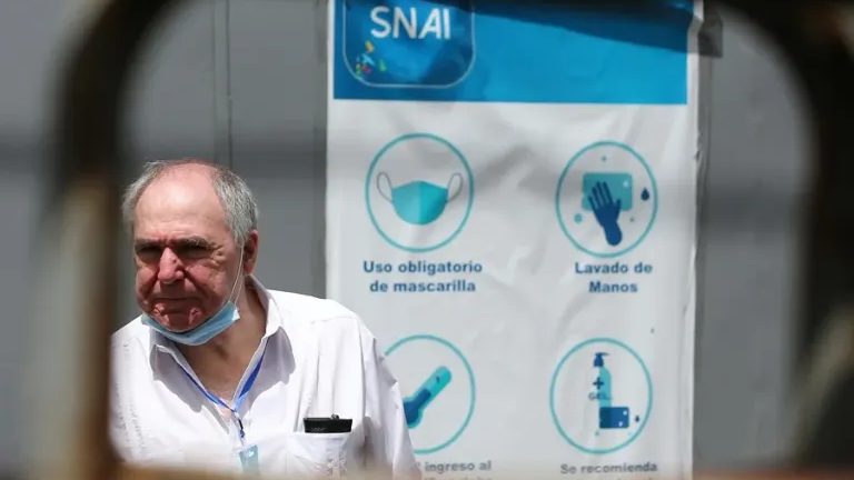 Expresidente ecuatoriano Abdalá Bucaram a su llegada a un tribunal en Guayaquil, Ecuador