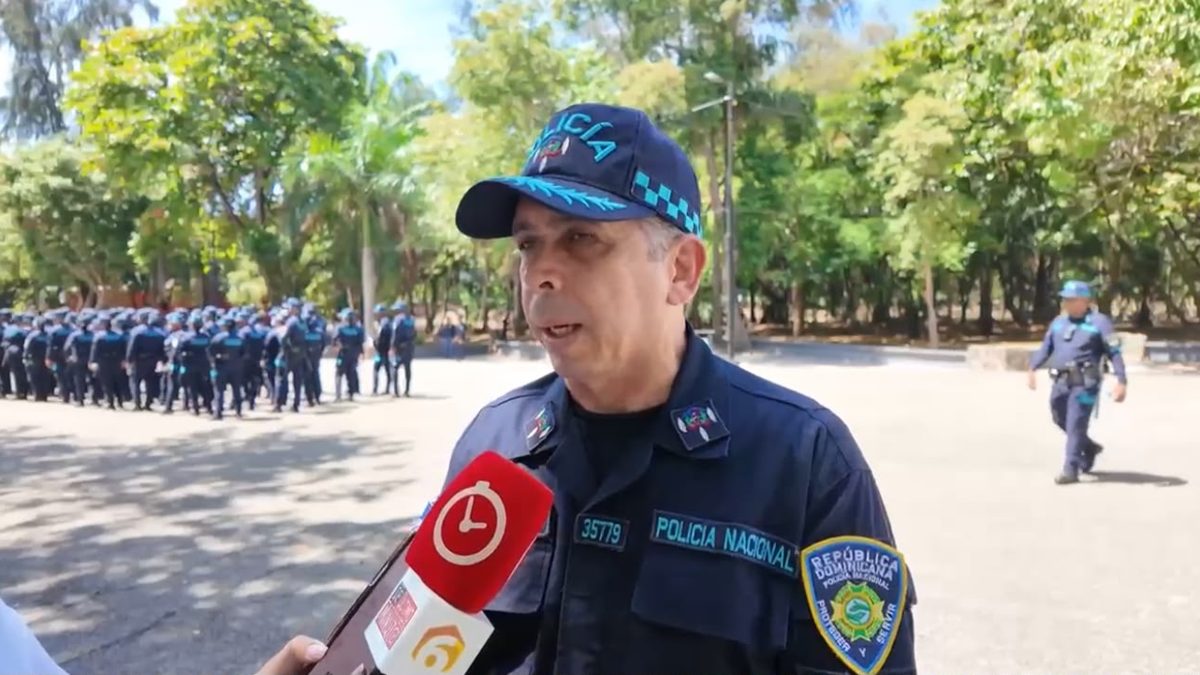 Agentes de la Policía Nacional inspeccionan el camión abandonado en el sector Brisas del Este, Santo Domingo Este
