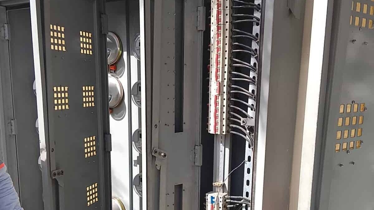 Técnicos de Edesur inspeccionando paneles de medidores eléctricos en la Torre Onix de la avenida Lope de Vega, Distrito Nacional