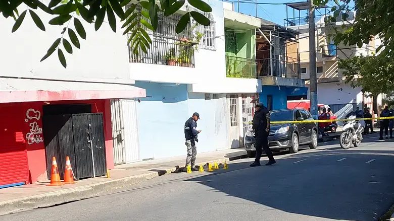 Agentes de la Policía Nacional en la calle 4 de Los Mina, Santo Domingo Este, tras el conflicto a tiros del 5 de octubre