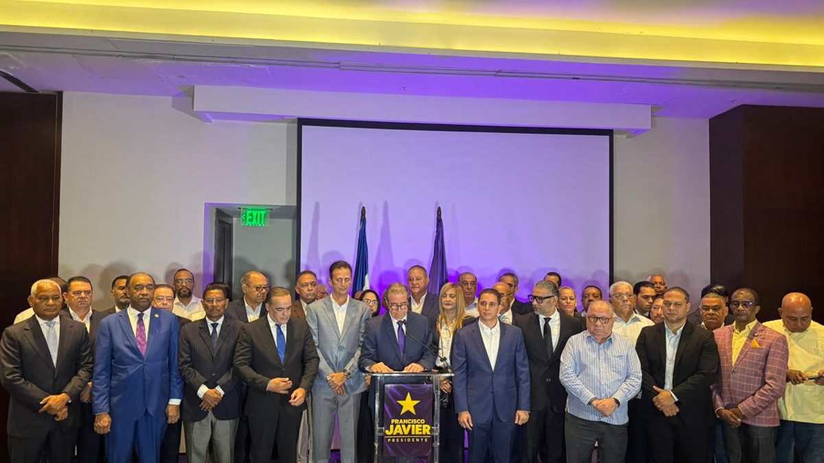 Francisco Javier García en rueda de prensa anunciando que se queda en el PLD y denuncia conspiración contra consulta presidencial