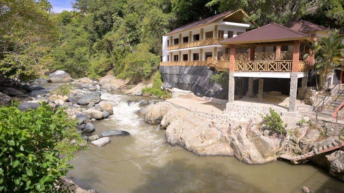 Edificaciones construidas sin permiso en la ribera del río Yaque del Norte en La Guázara, Jarabacoa, durante operativo del Ministerio de Medio Ambiente