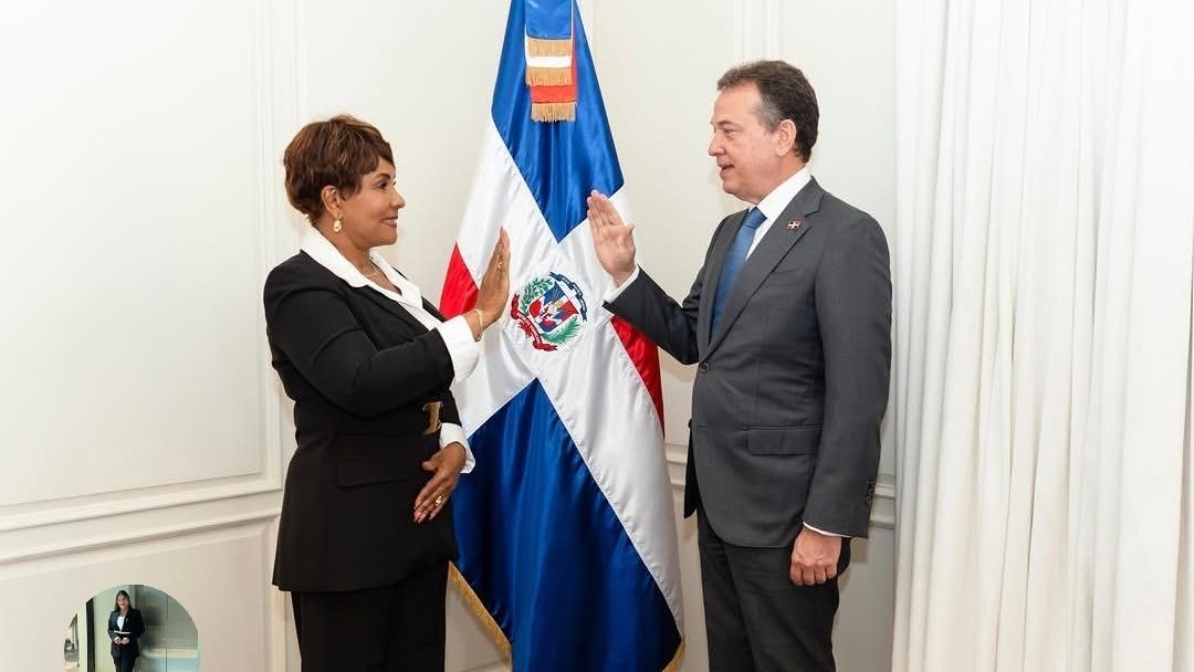 Josefa Castillo Rodríguez juramentada como cónsul general dominicana en Miami por el canciller Víctor Ito Bisonó