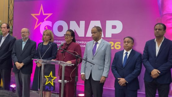 Dirigentes del PLD en rueda de prensa anunciando la suspensión de la consulta ciudadana para candidato presidencial