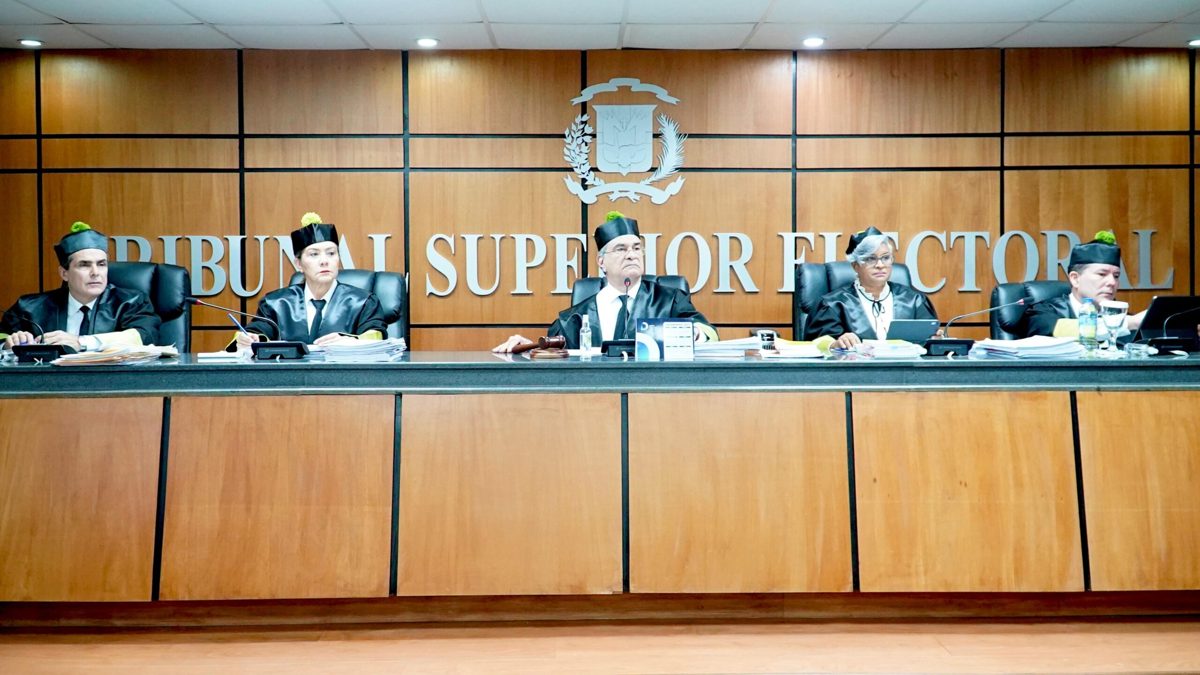 Jueces del Tribunal Superior Electoral de República Dominicana en sesión plenaria