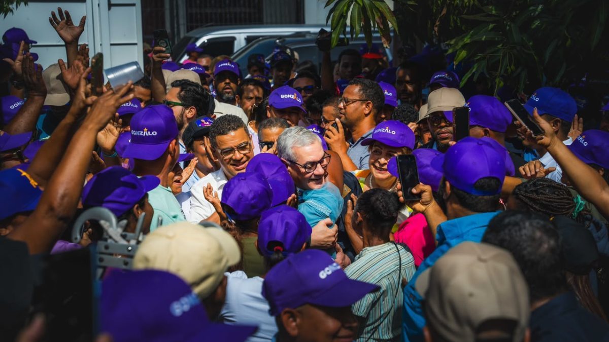 Gonzalo Castillo saludando militantes del PLD durante recorrido por municipios de República Dominicana
