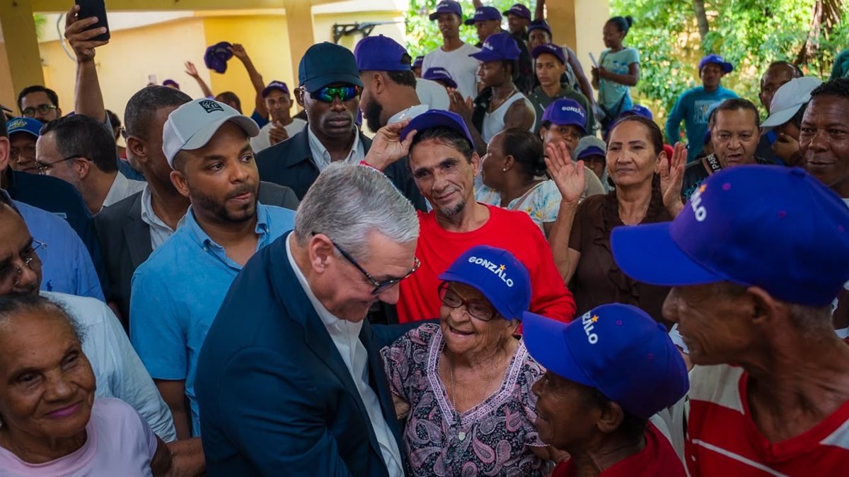 Gonzalo Castillo durante recorrido por el Distrito Nacional pidiendo serenidad a seguidores del PLD