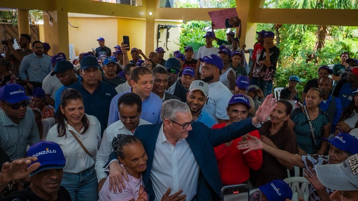 Gonzalo Castillo durante recorrido político en el Distrito Nacional ante seguidores del PLD