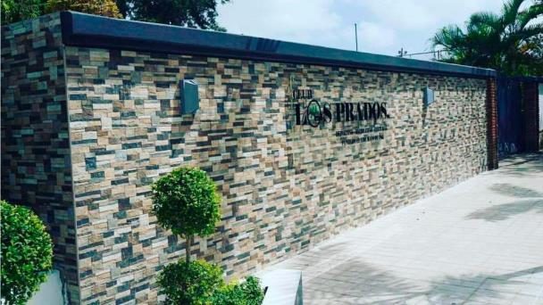 Vecinos frente a viviendas residenciales colindantes con el Club Los Prados en Santo Domingo