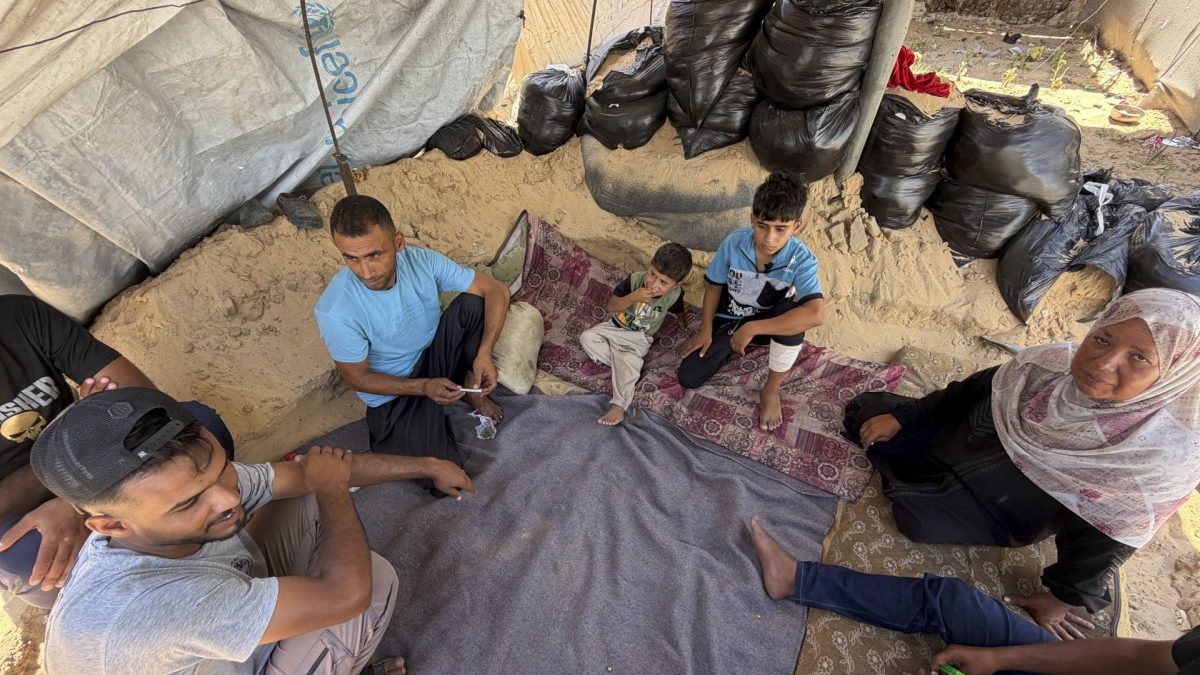 Camiones cisterna distribuyendo agua potable a la población desplazada en Gaza en medio de la crisis humanitaria