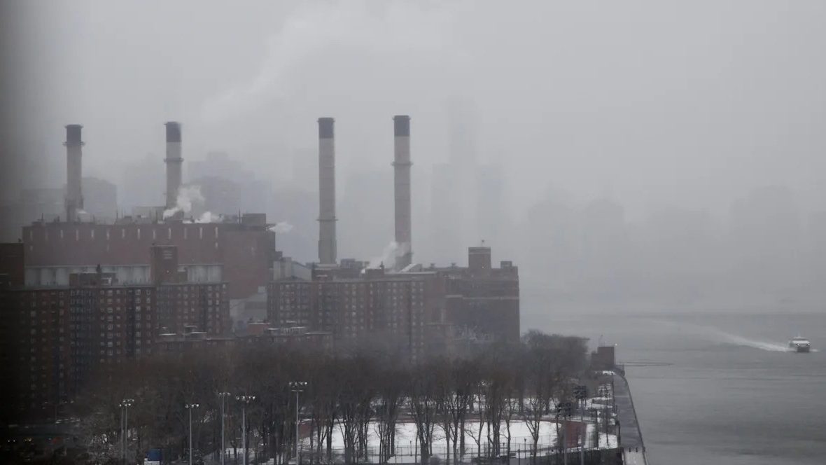 Smog sobre una ciudad con edificios borrosos por la contaminación del aire