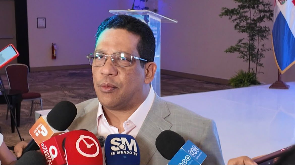 Director de la DGCP Carlos Pimentel presenta plataformas Si Denuncia y EFICOMPRAS en Foro de Contrataciones Públicas