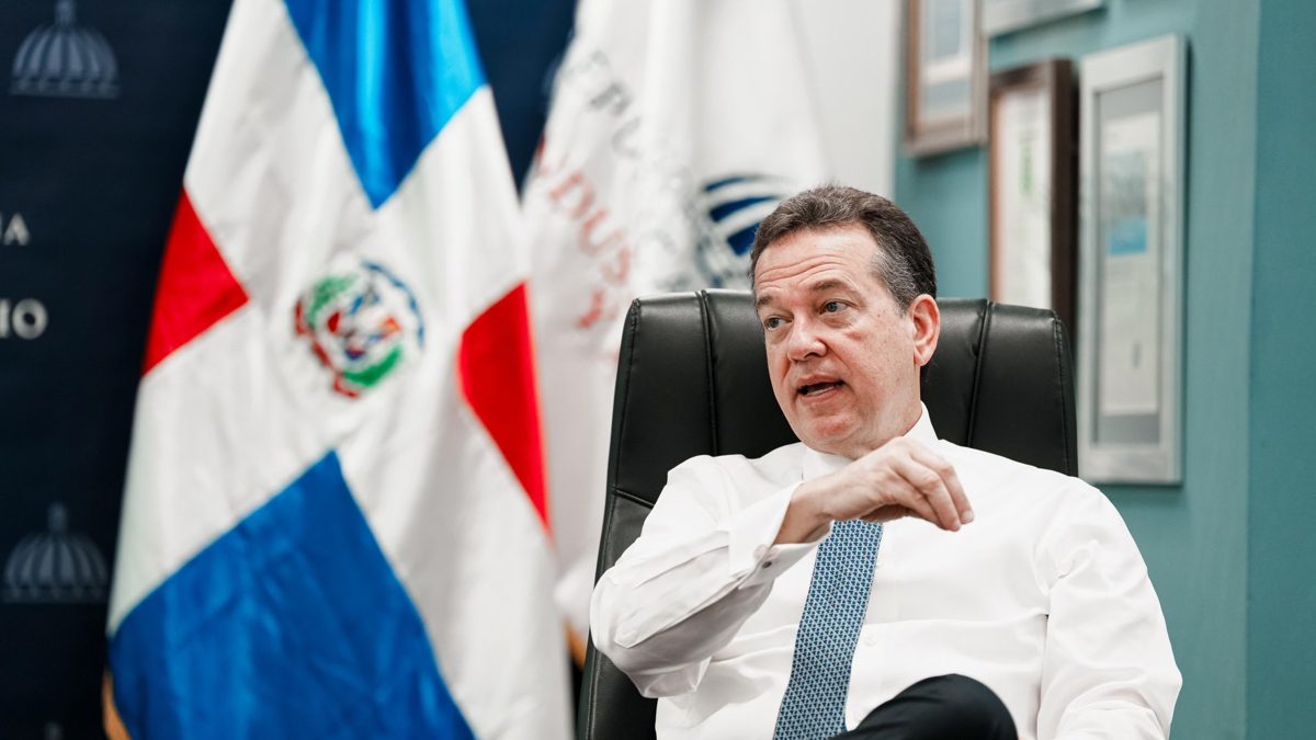 Canciller dominicano Víctor Bisonó en reunión diplomática sobre dominicanos alistados en la guerra entre Rusia y Ucrania