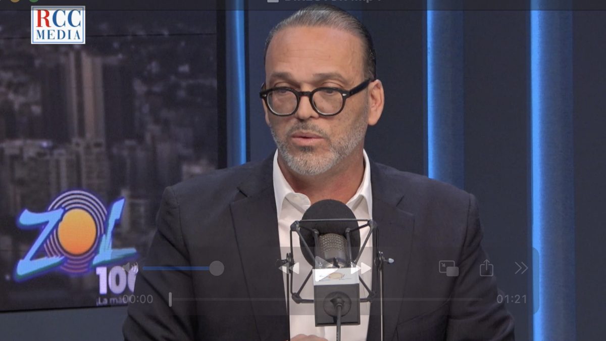 Freddy Fernández, director operativo del proyecto presidencial de Carolina Mejía, hablando en programa de televisión dominicano