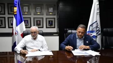 Presidentes de LIDOM y Fenapepro firmando la prórroga del convenio colectivo en Santo Domingo
