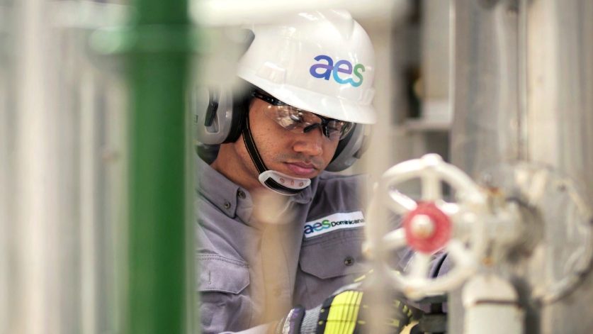 Jóvenes ingenieros en sala de control de planta energética durante programa de talento de AES Dominicana