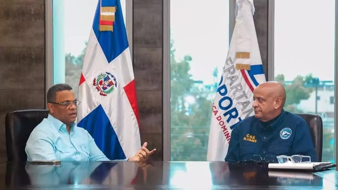 Director del COE Erdwin Olivares y director del Departamento Aeroportuario Mérido Torres Espinal en reunión de coordinación de emergencias