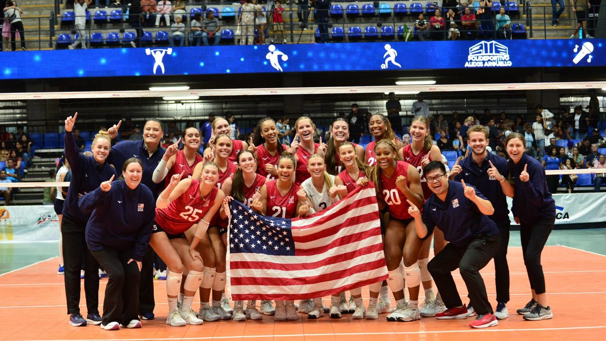 Jugadoras de República Dominicana y Estados Unidos durante la final de la Copa Panam Sub-23 de voleibol femenino 2026