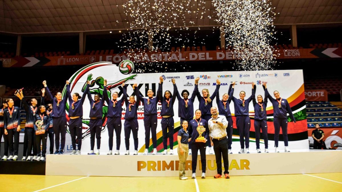 Jugadoras de Estados Unidos celebran el oro en la Copa Panamericana de Voleibol Femenino en León, México