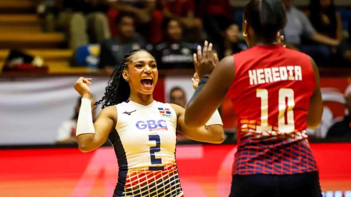 Jugadoras de la selección femenina de voleibol de República Dominicana celebrando victoria ante Cuba en la Copa Panamericana en León, México