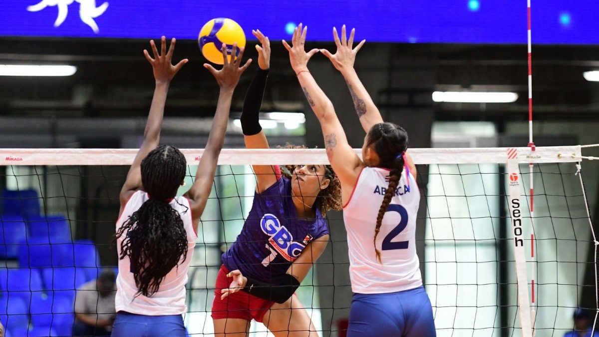 Jugadoras de la selección dominicana de voleibol femenino Sub-23 celebrando victoria sobre Costa Rica en Managua